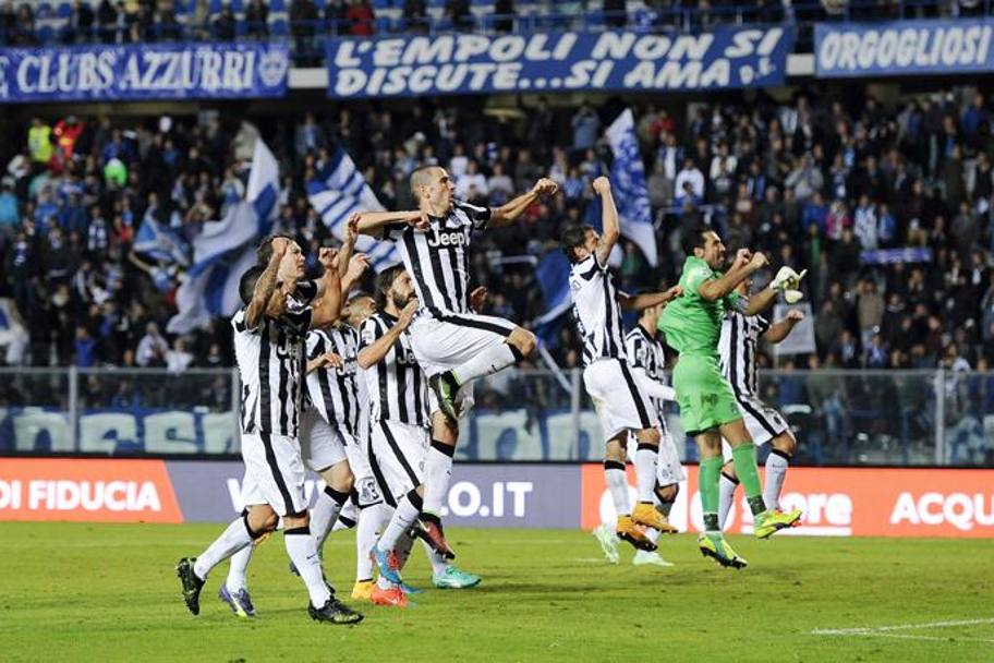 Pirlo e Morata firmano il 2-0 della Juve a Empoli: con il ko della Roma a Napoli, i bianconeri di nuovo in testa da soli. Lapresse